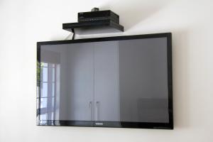 TV a/nebo společenská místnost v ubytování Lazy Days Apartments - Cape Town