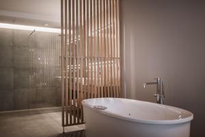 A bathroom at AhriaPura
