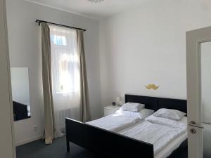 Posteľ alebo postele v izbe v ubytovaní Little Tom Apartments