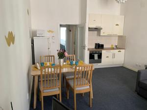 Kuchyňa alebo kuchynka v ubytovaní Little Tom Apartments