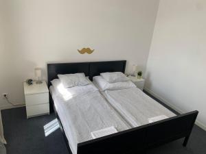 Posteľ alebo postele v izbe v ubytovaní Little Tom Apartments