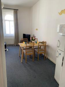 Televízia a/alebo spoločenská miestnosť v ubytovaní Little Tom Apartments