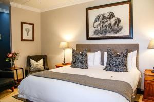 Postel nebo postele na pokoji v ubytování Knysna Elephant Park Lodge
