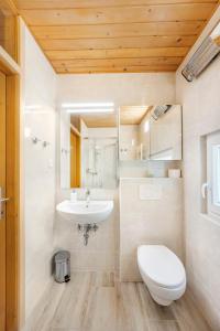 y baño con aseo blanco y lavamanos. en Primula Cottage, a step away from Kranjska Gora, en Kranjska Gora