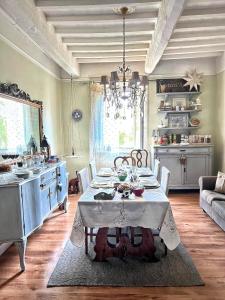 a living room with a table and a kitchen at Le Stanze di Matilde in Crevalcore
