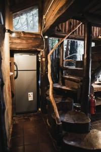 Habitación con puerta en un edificio de madera en Casa de Montaña Excelente Vista Pre-Viaje 2022 en San Carlos de Bariloche