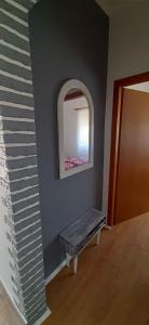 Postel nebo postele na pokoji v ubytování Apartment in Supetarska Draga 17854