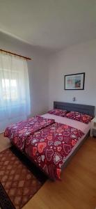 Postel nebo postele na pokoji v ubytování Apartment in Supetarska Draga 17854