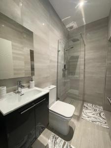 ein Bad mit einem WC, einem Waschbecken und einer Dusche in der Unterkunft Star London Finchley Road 3-Bed Oasis with Garden in London