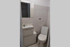 Bathroom sa Pokój dla dwojga w zacisznej części Sopotu z łazienką wspólną dla dwóch pokoi