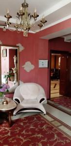 een woonkamer met een stoel en een spiegel bij Готель Преміум in Lviv
