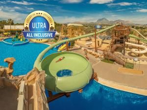 eine Wasserrutsche in einem Wasserpark in der Unterkunft Magic Robin Hood in Albir