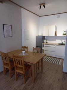 cocina con mesa de madera y sillas en una habitación en Old Town Apartment nr 2, en Valga