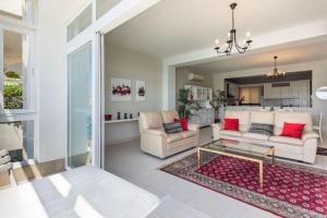uma sala de estar com duas cadeiras e uma mesa em Stunning - Seafront 3-Bedroom 6th Floor em Sliema