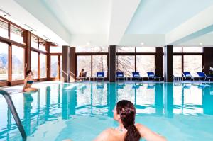 Der Swimmingpool an oder in der Nähe von Hotel Sansicario Majestic