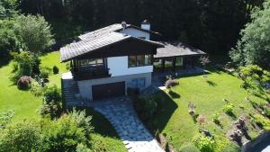 una vista aérea de una casa con patio en Villa Hochbahn in Schönau am Königssee, en Schönau am Königssee