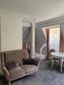 ein Wohnzimmer mit einem Sofa und einem Tisch in der Unterkunft Monte Carlo Boutique Hotel in Świnoujście