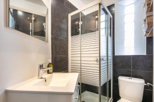 Ένα μπάνιο στο Appartement Milhan avec climatisation centre ville