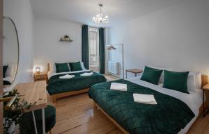 1 dormitorio con 2 camas y sala de estar en Blueberries Apartments by Sasco, en Blackpool