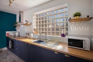 una cocina con fregadero y microondas en una encimera en Blueberries Apartments by Sasco, en Blackpool