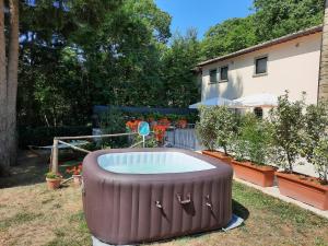 A garden outside BELLA TUSCANY - Residence