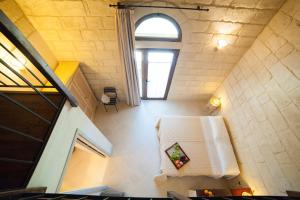 salon z kanapą i oknem w obiekcie Agriturismo La Palascìa Masseria Agreste w mieście Otranto +37 zdjęć
