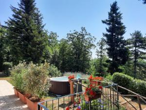 A garden outside BELLA TUSCANY - Residence