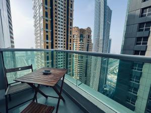 una mesa en un balcón con vistas a la ciudad en skynest holiday homes 1bedroom apartment 4003, en Dubái