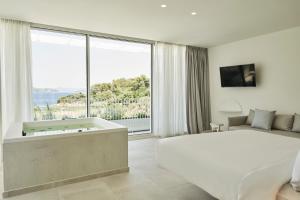 Tempat tidur dalam kamar di Radisson Resort Plaza Skiathos +37 foto
