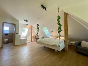 ein Schlafzimmer mit einem Bett und ein Badezimmer mit einer Badewanne in der Unterkunft Růžičkův dvůr in Hranice