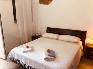 - une chambre avec un lit et des serviettes dans l'établissement LA SORGENTE HOUSE, à Livourne