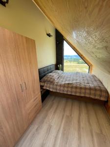 Un pat sau paturi într-o cameră la Samsara. Domek koło Międzygórza.