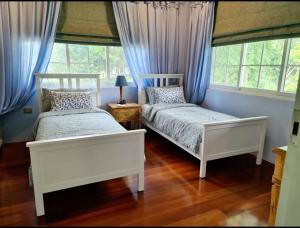Un pat sau paturi într-o cameră la Brook Villa Khaoyai