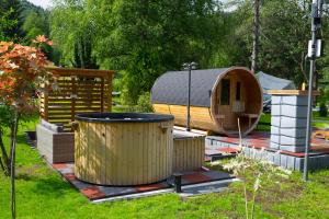 Vonkajšia záhrada v ubytovaní Willa Mała Łąka Jacuzzi & Sauna