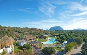 een luchtzicht op een resort met een zwembad bij Hotel Ollastu in Costa Corallina