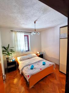 sypialnia z dużym łóżkiem z niebieskimi poduszkami w obiekcie Prenoćište Most Šljuka d o o w mieście Tomislavgrad