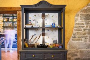 a display cabinet with birds on the window at Ponte Porton Dining & lodging in Grožnjan