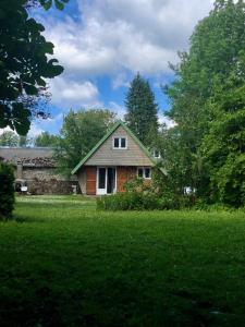 Fotografia z galérie ubytovania Chalets dans la parc d'un manoir du XIXème siècle v destinácii Anglès