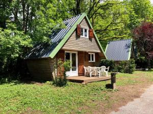 Fotografia z galérie ubytovania Chalets dans la parc d'un manoir du XIXème siècle v destinácii Anglès