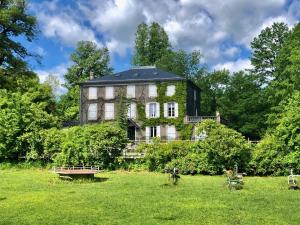 Fotografia z galérie ubytovania Chalets dans la parc d'un manoir du XIXème siècle v destinácii Anglès