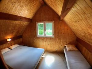 Fotografia z galérie ubytovania Chalets dans la parc d'un manoir du XIXème siècle v destinácii Anglès