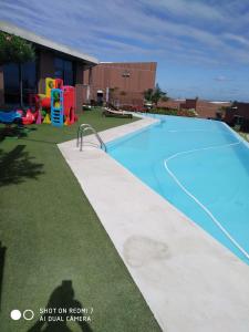 Der Swimmingpool an oder in der Nähe von Condomínio Veloso