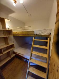 - łóżko piętrowe z drabiną w pokoju w obiekcie T2 vue piste Résidence Vostok Zodiaque w mieście Le Corbier