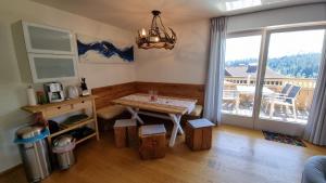 uma sala de estar com uma mesa e uma grande janela em Kaiserhaus Leogang em Leogang