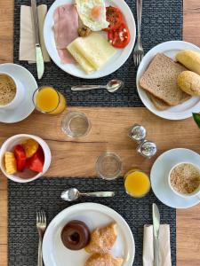 una mesa con platos de desayuno. en Hotel Alea, en El Arenal