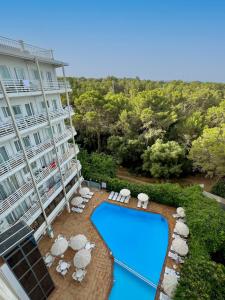  Elle offre une vue aérienne sur un hôtel doté d'une piscine. dans l'établissement Hotel Alea, à El Arenal