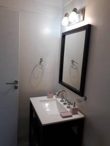 La salle de bains est pourvue d'un lavabo et d'un miroir. dans l'établissement Torres de Nuñez, à Buenos Aires