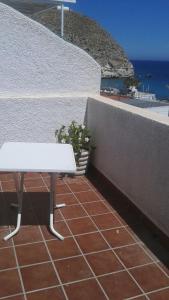 a white bench sitting on top of a wall at Apartamento Antonia 2 in Agua Amarga