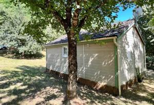 Gallery image of Chalet accueillant au cœur de la verdure in Lissac-sur-Couze