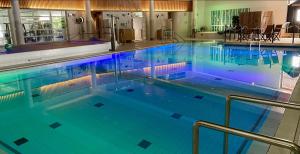 בריכת השחייה שנמצאת ב-Huoneistohotelli Valo או באזור